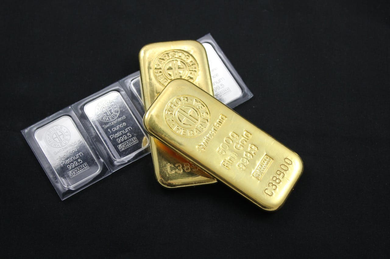 Goldbarren und Platinbarren