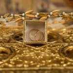 Zwei goldene Ringe in einer Schatulle
